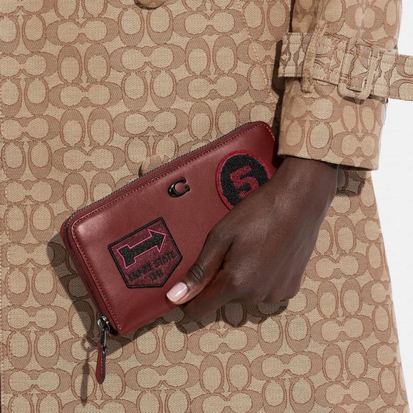 💰SOLD - CG176 - Coach Accordion Zip Wallet with Varsity Patches - Picture 11 of 11